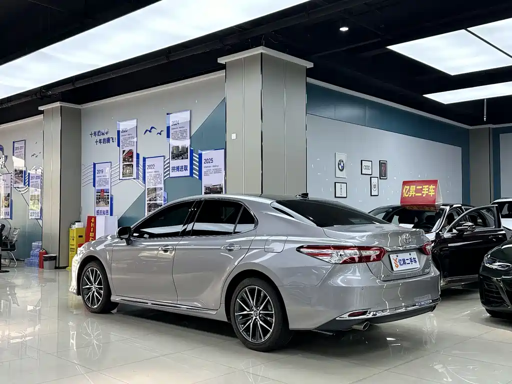 Toyota Camry 2024 — фото 4