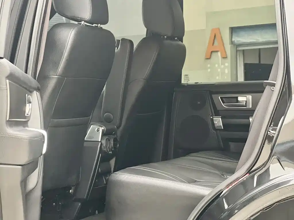 Land Rover Discovery 2015 — фото 11