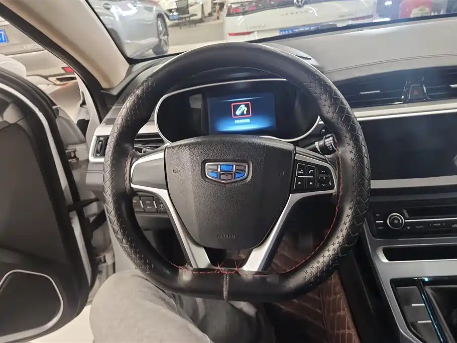 Geely Emgrand 2018 — фото 15