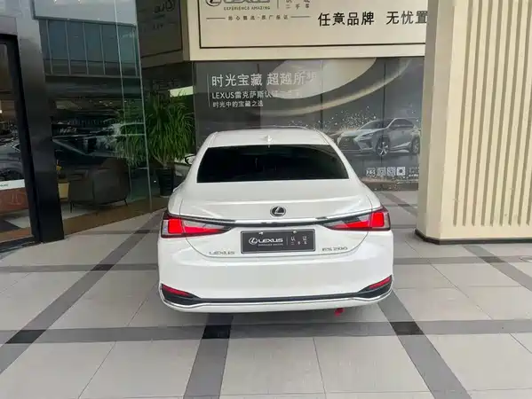 Lexus ES 2023