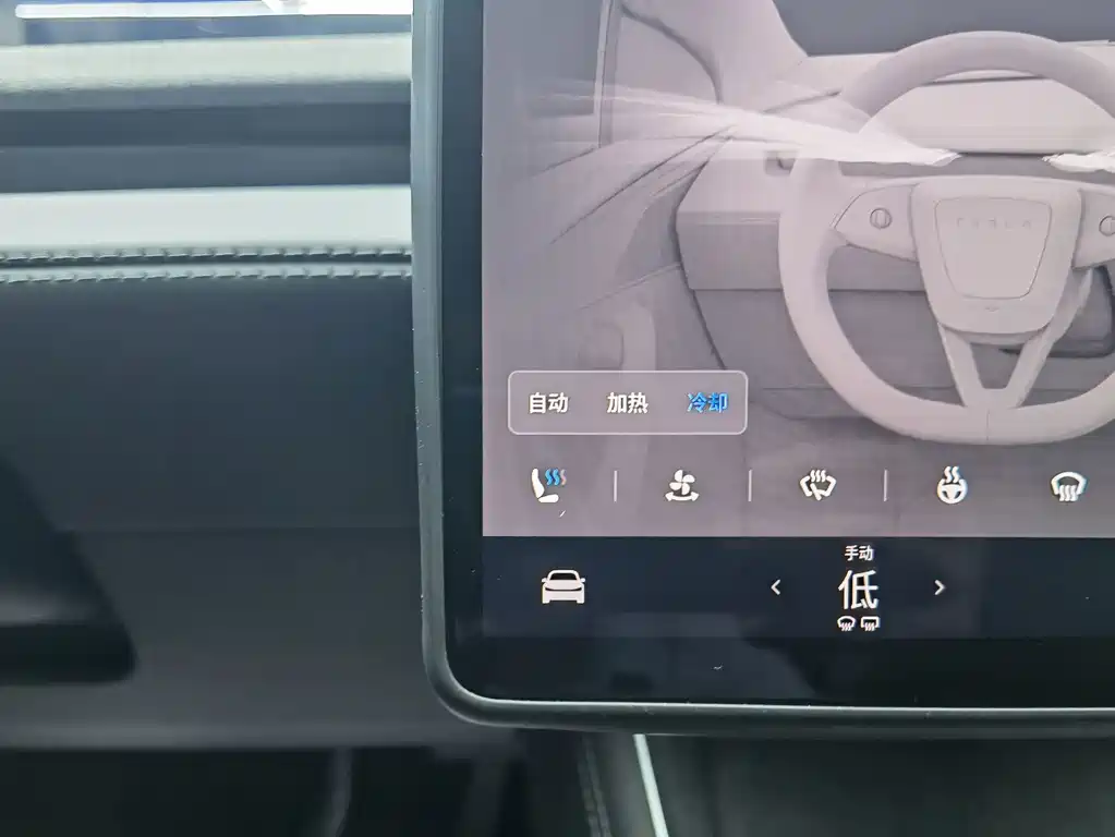 Tesla Model Y 2025 — фото 13