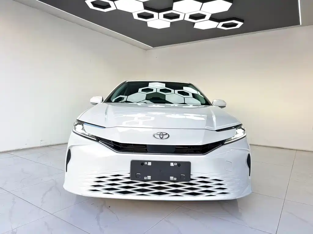Toyota Camry 2025 — фото 2