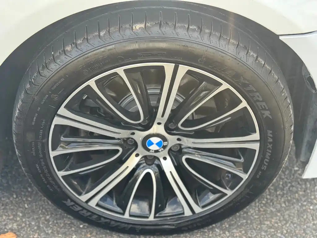 BMW 5 Series 2011 — фото 28
