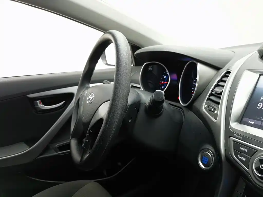 Hyundai Elantra 2017 — фото 22