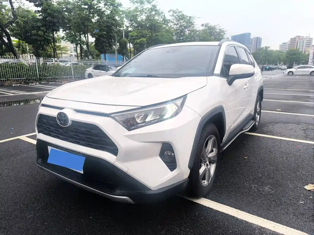 Toyota RAV4 2021 — фото 1