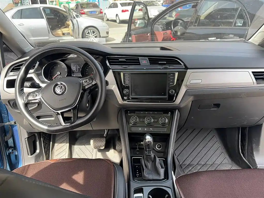 Volkswagen Touran 2018 — фото 18