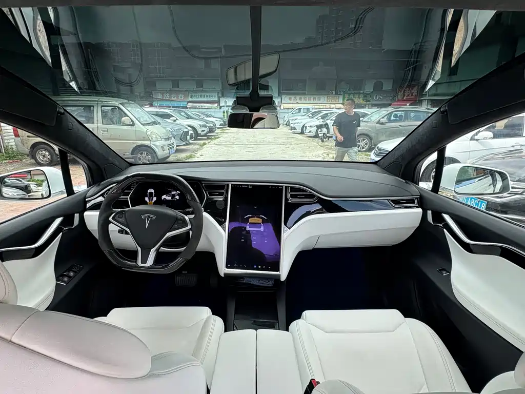 Tesla Model X 2018 — фото 11