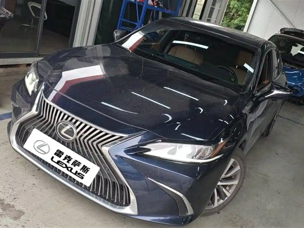 Lexus ES 2020 — фото 1
