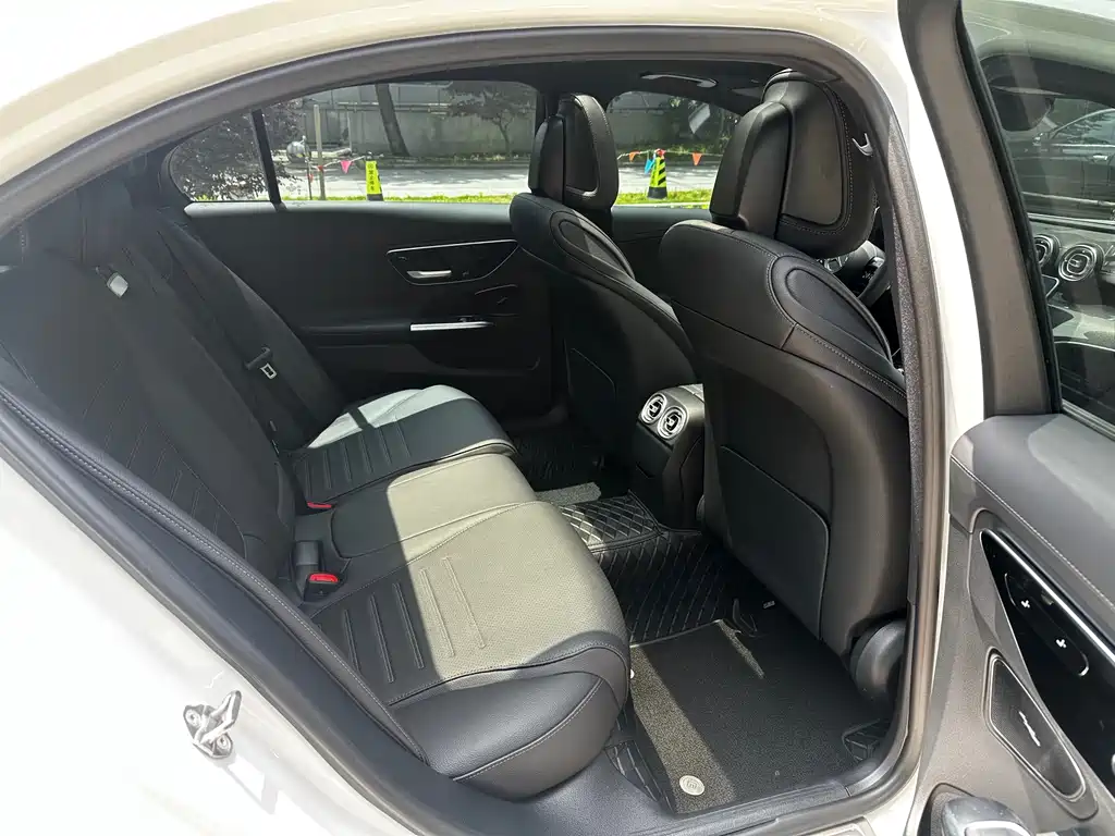 Mercedes-Benz C-Class 2023 — фото 12