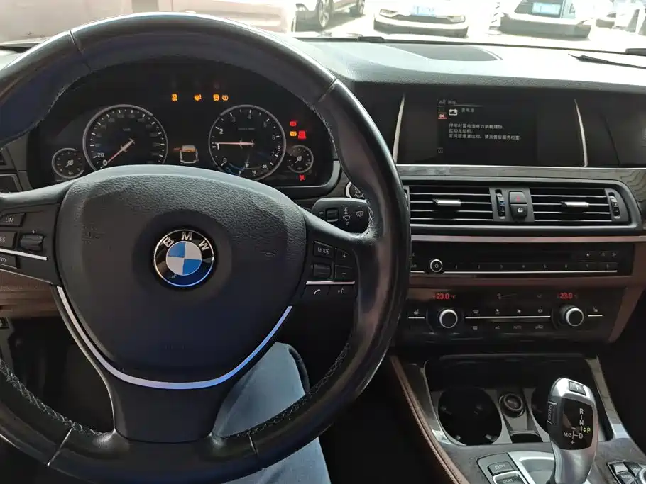 BMW 5 Series 2017 — фото 12