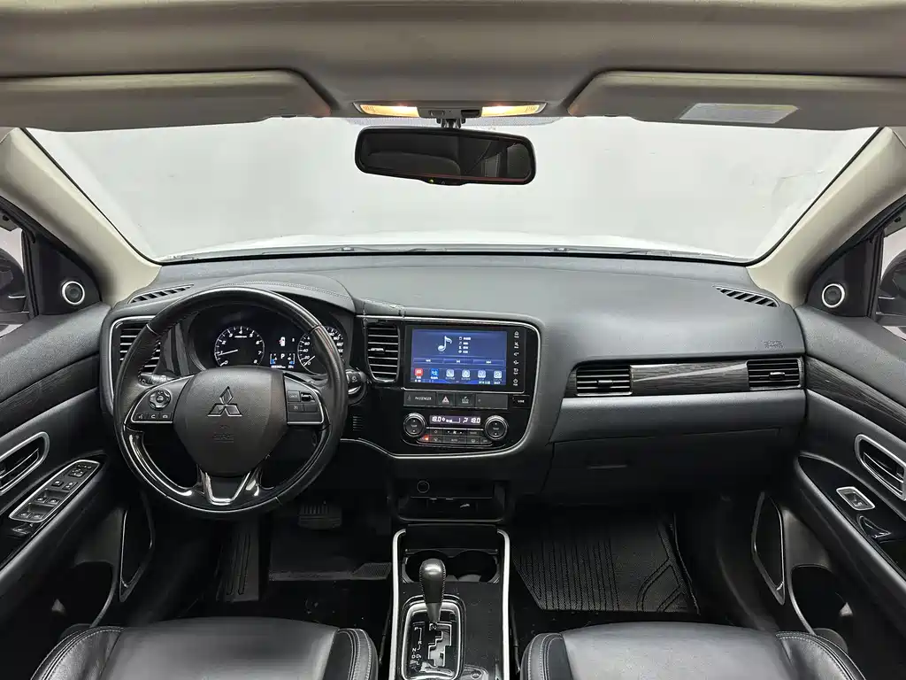 Mitsubishi Outlander 2020 — фото 17