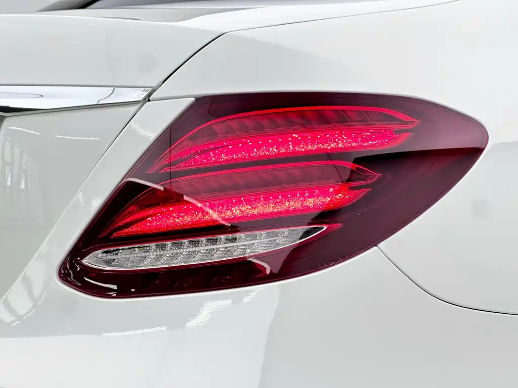 Mercedes-Benz E-Class 2017 — фото 13