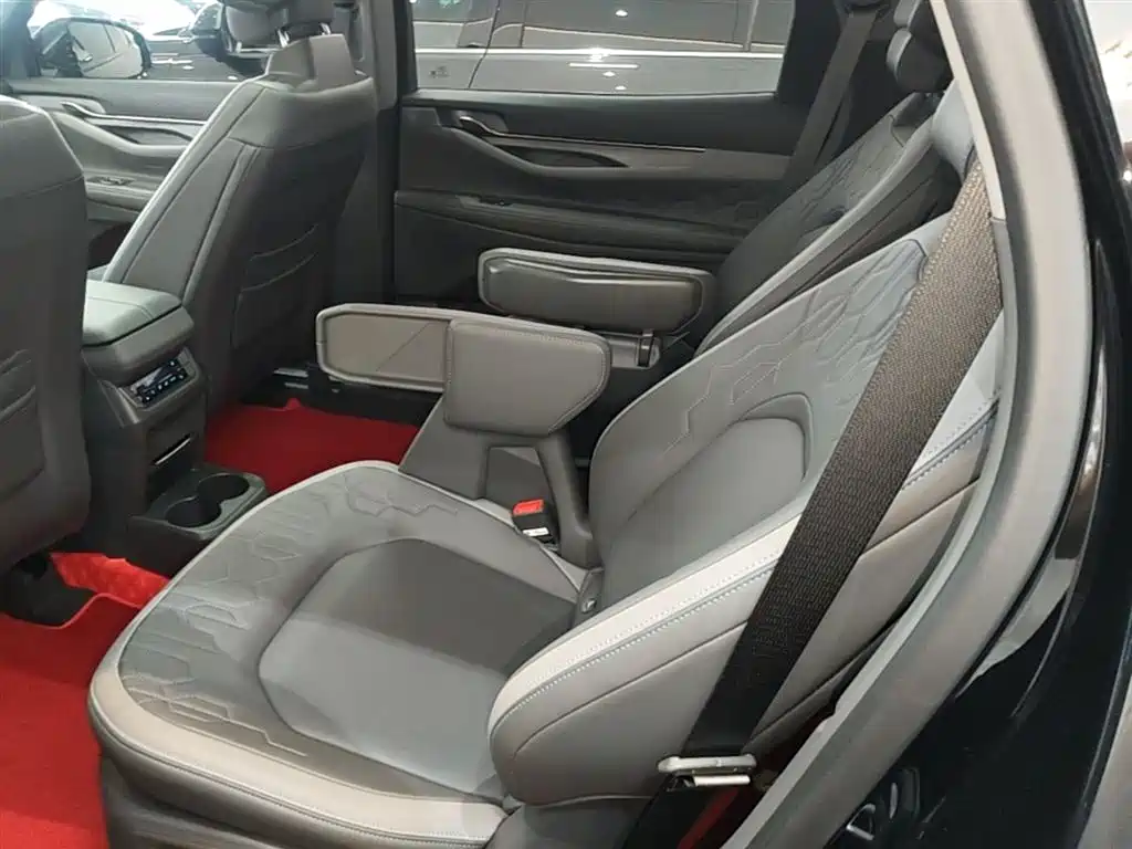 Ford Edge 2023 — фото 17