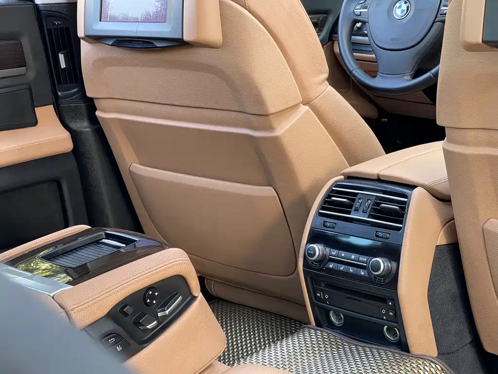 BMW 7 Series 2011 — фото 18