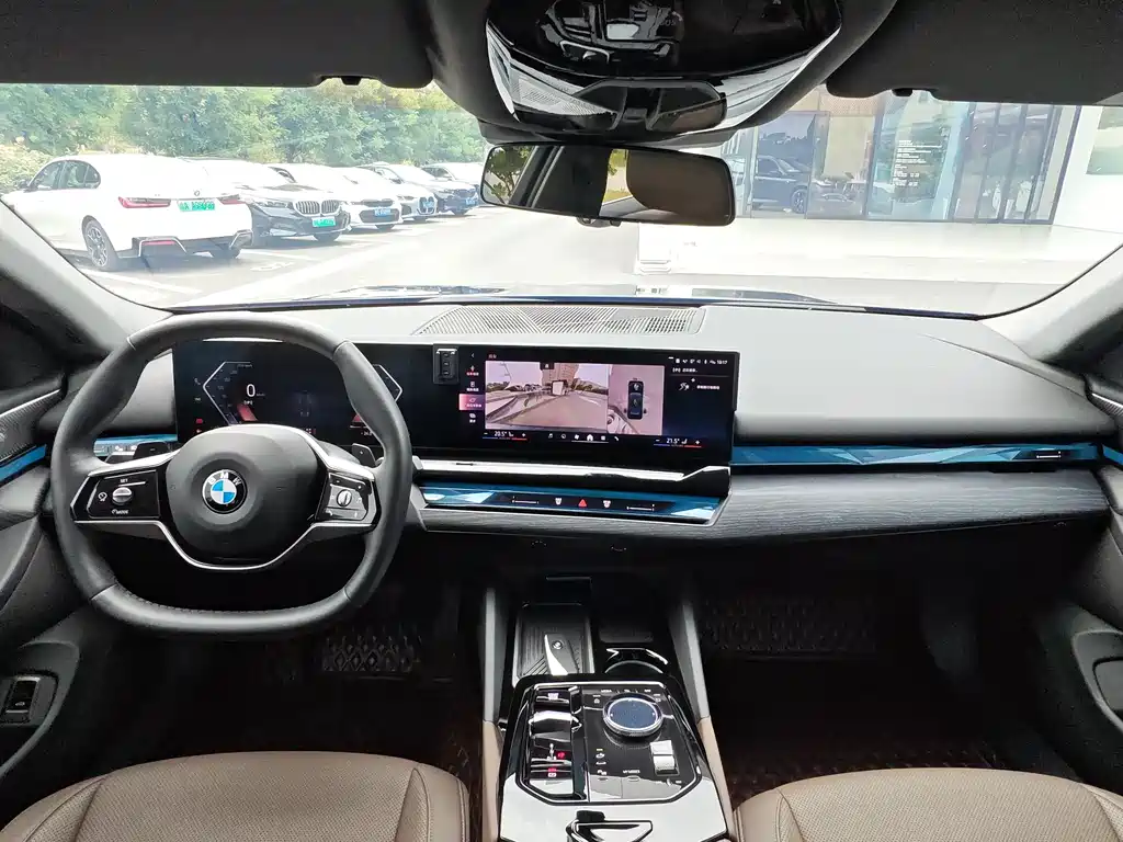 BMW 5 Series 2025 — фото 17