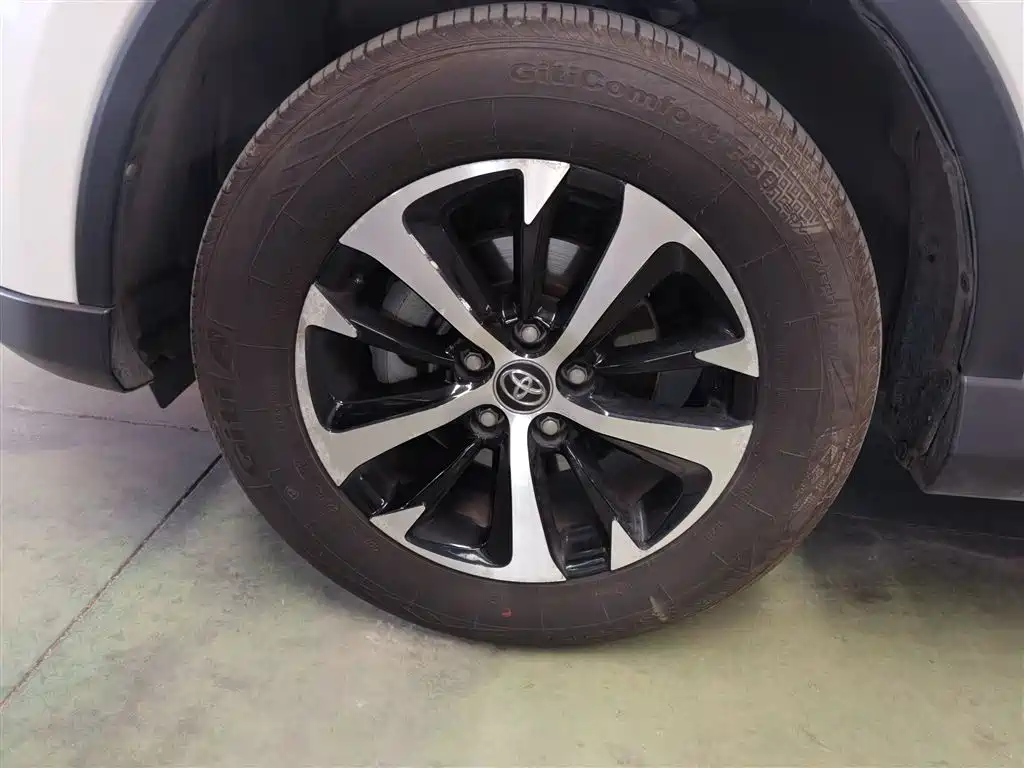 Toyota RAV4 2018 — фото 23
