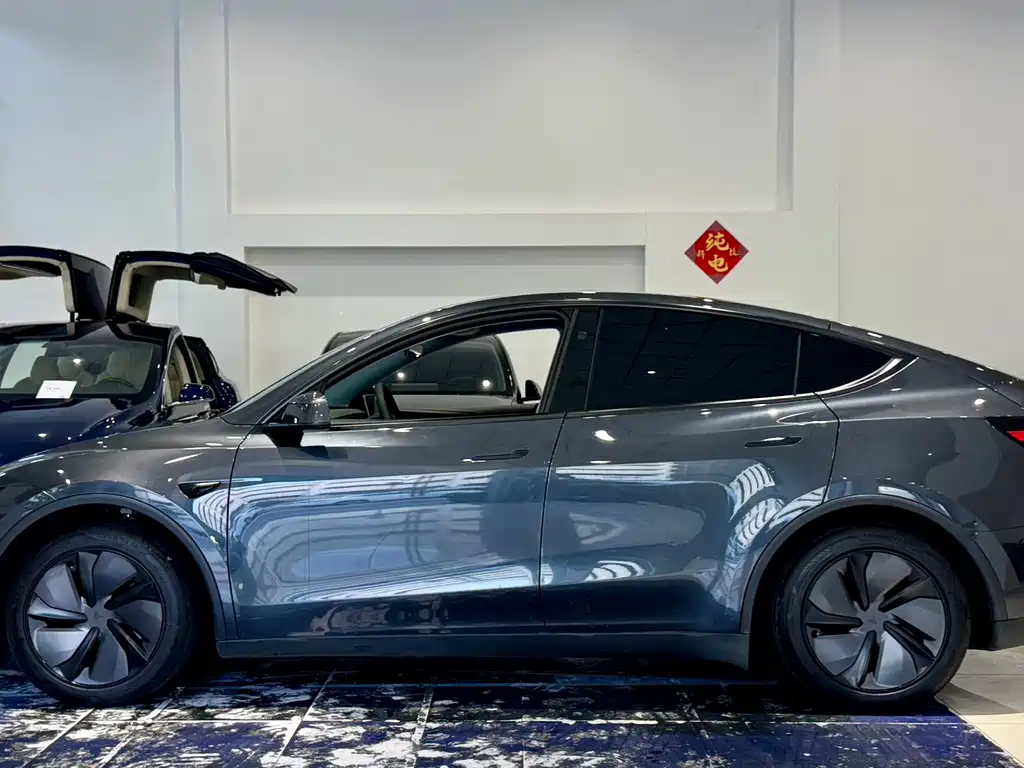 Tesla Model Y 2025 — фото 12