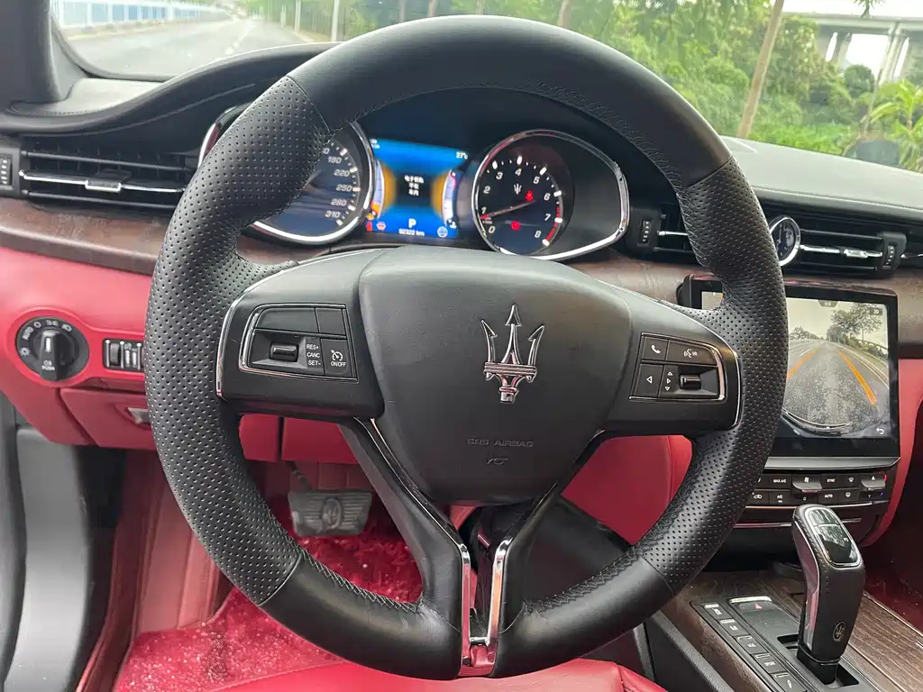 Maserati Quattroporte 2017 — фото 20