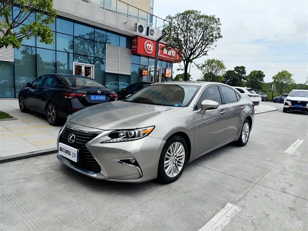 Lexus ES 2017 — фото 1