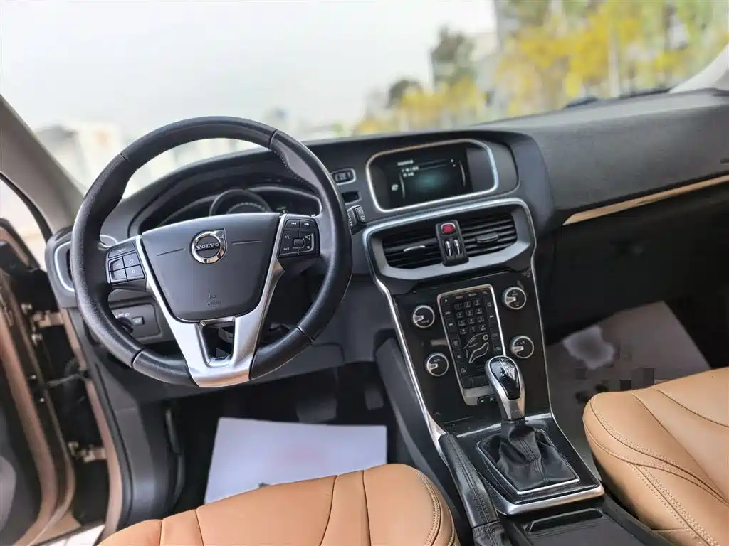 Volvo V40 2017 — фото 12
