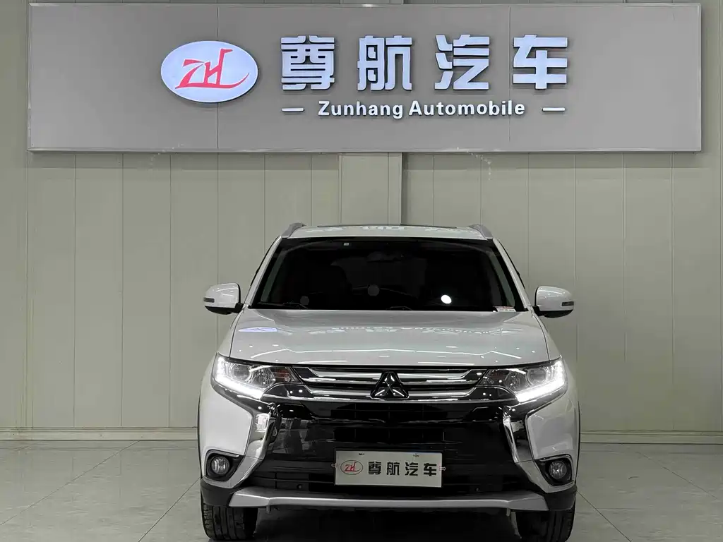 Mitsubishi Outlander 2017 — фото 2