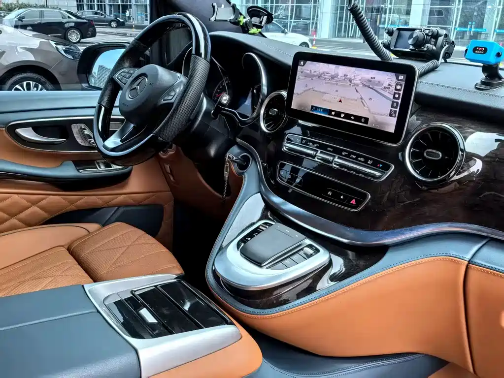 Mercedes-Benz V-Class 2024 — фото 20