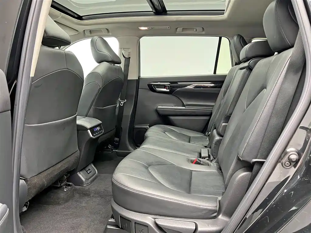 Toyota Highlander 2022 — фото 18