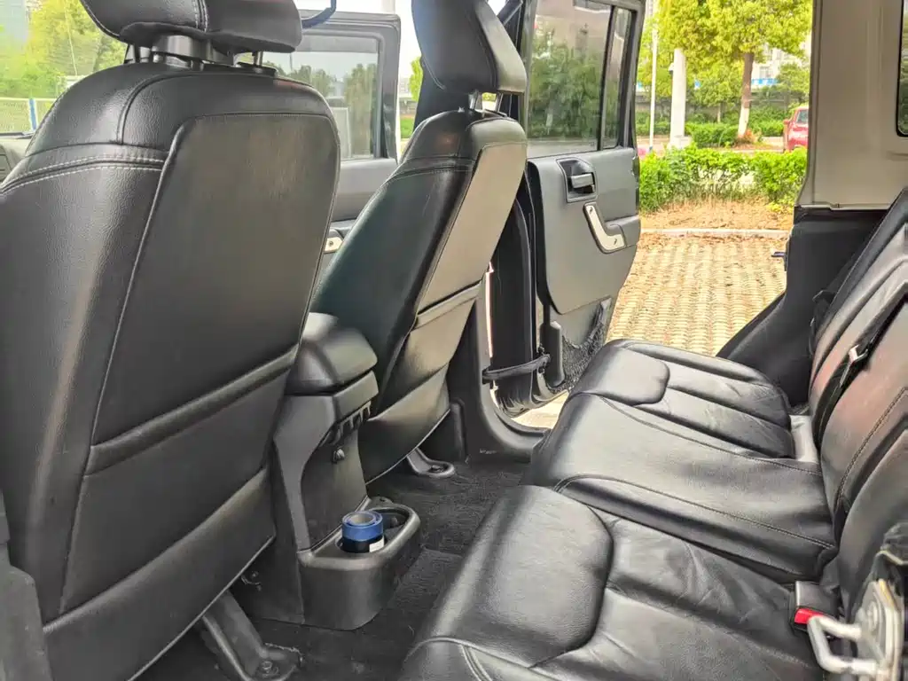 Jeep Wrangler 2016 — фото 9