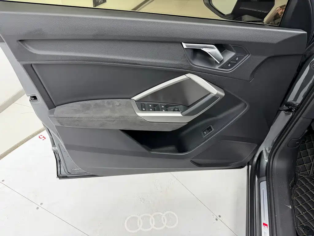 Audi Q3 2023 — фото 11
