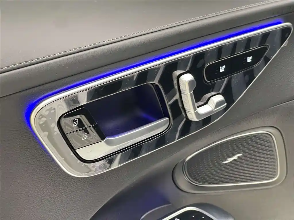 Mercedes-Benz C-Class 2025 — фото 15