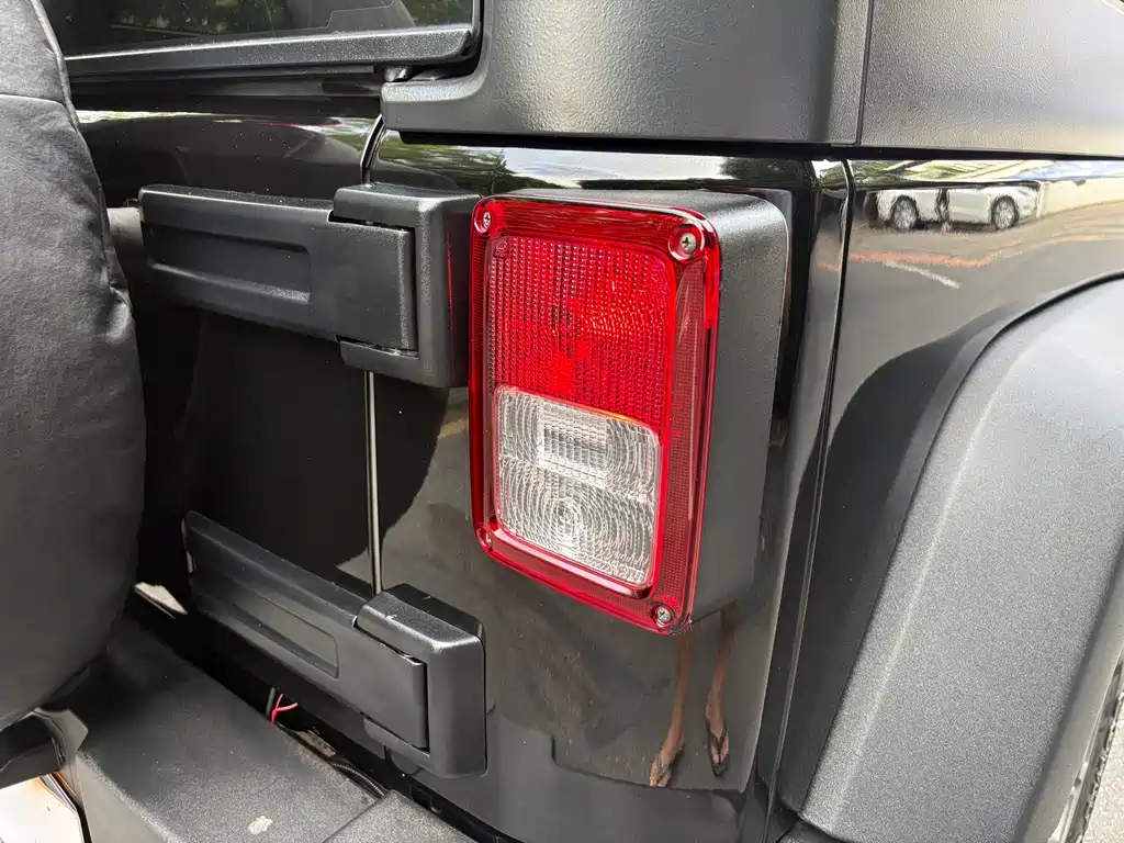 Jeep Wrangler 2016 — фото 18