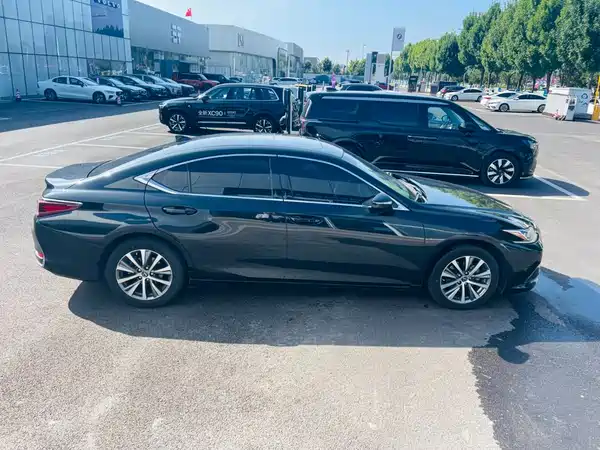 Lexus ES 2021
