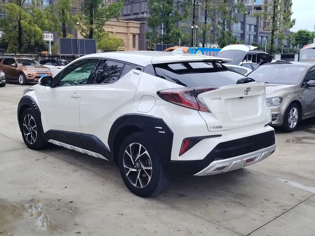Toyota C-HR 2018 — фото 14