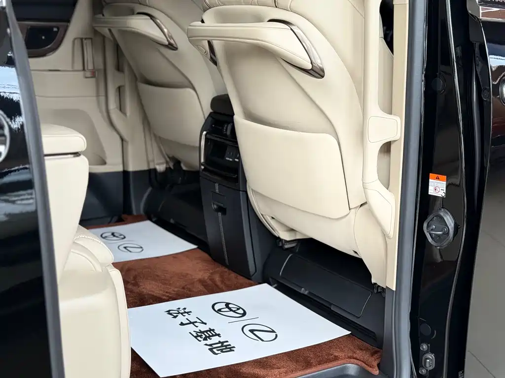 Toyota Alphard 2023 — фото 16