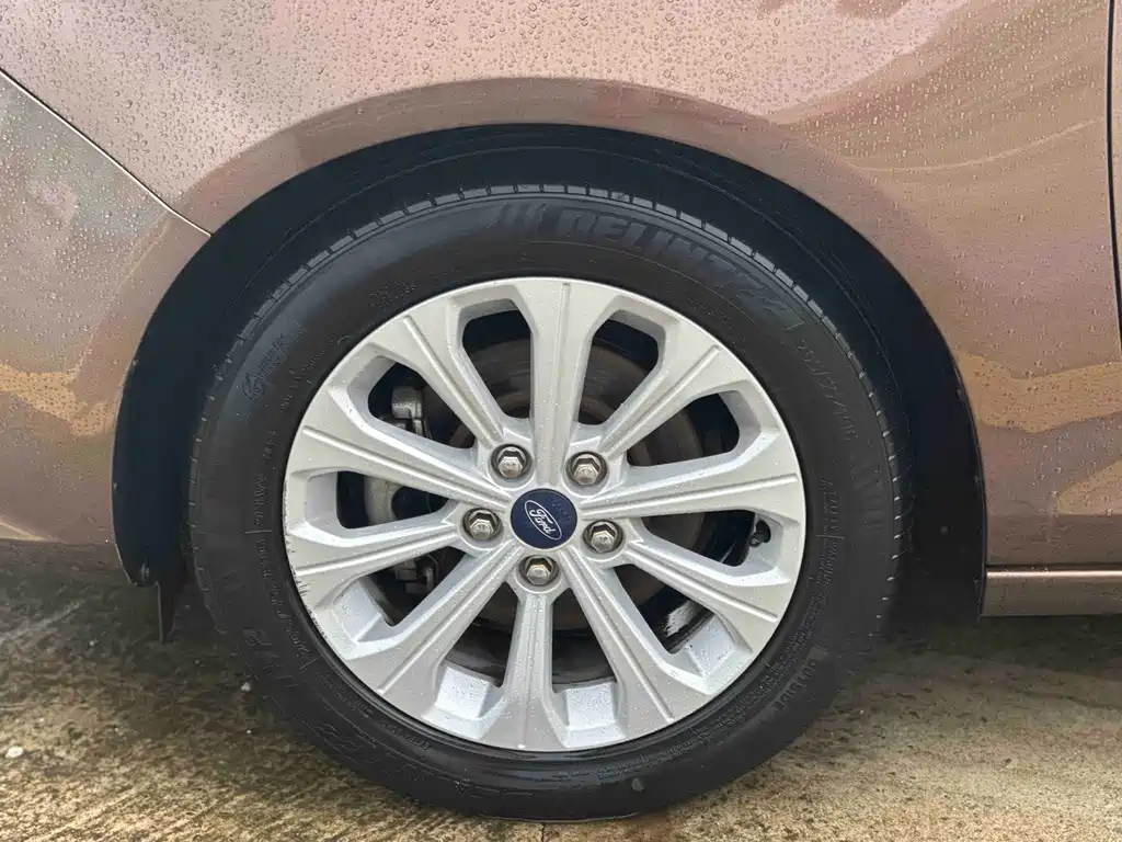 Ford Escort 2017 — фото 12