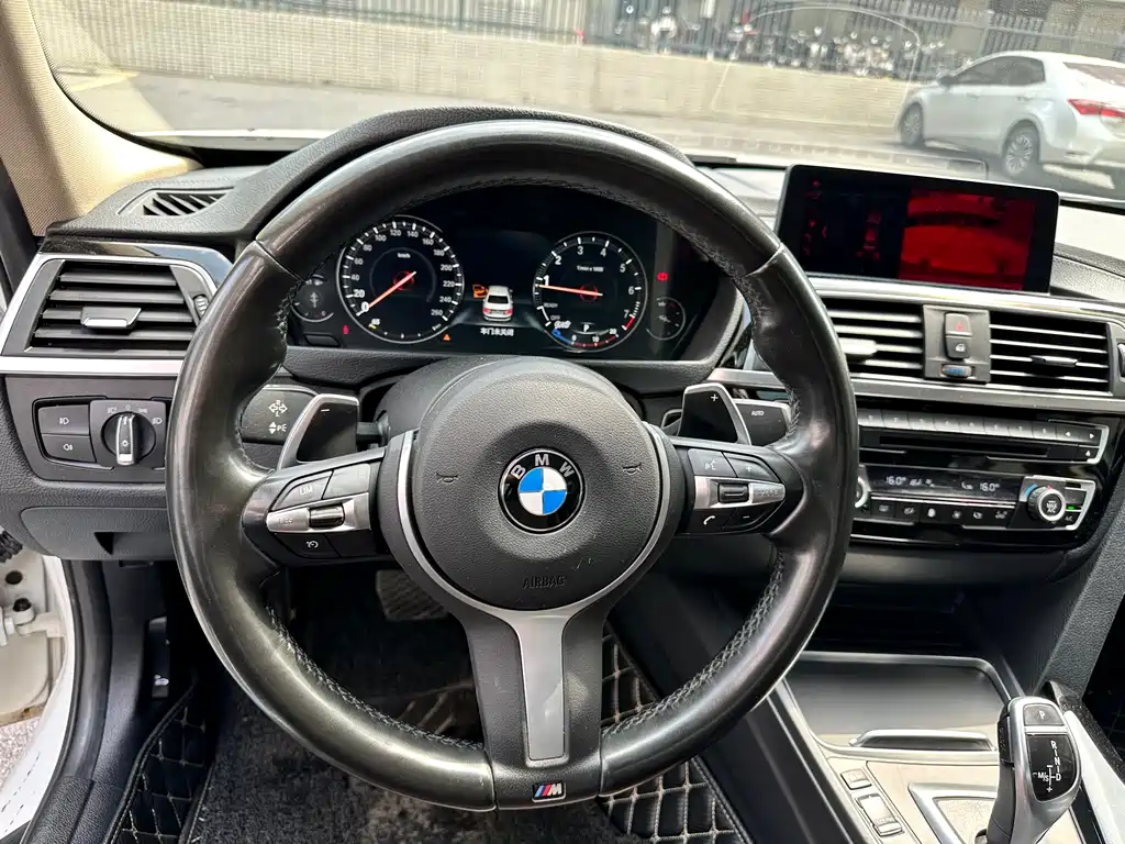 BMW 3 Series 2019 — фото 10