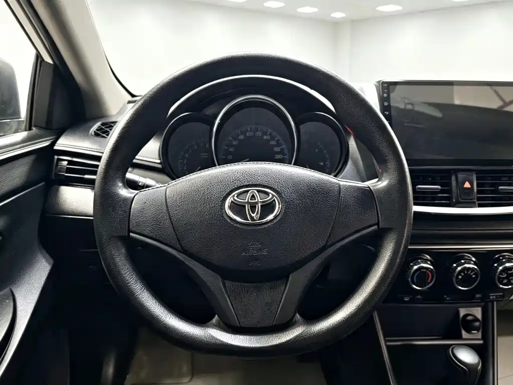 Toyota Yaris L 2019 — фото 9