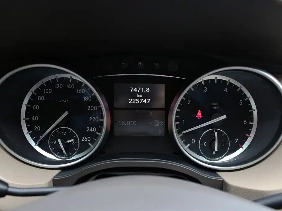 Mercedes-Benz R-Class 2016 — фото 15