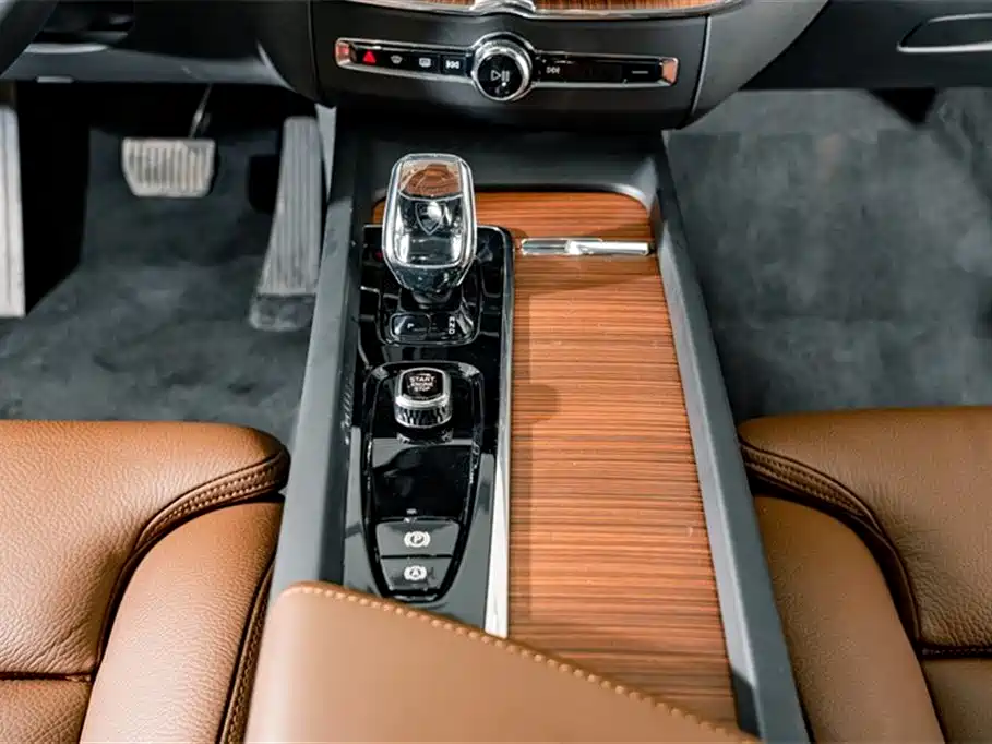 Volvo XC60 2025 — фото 13
