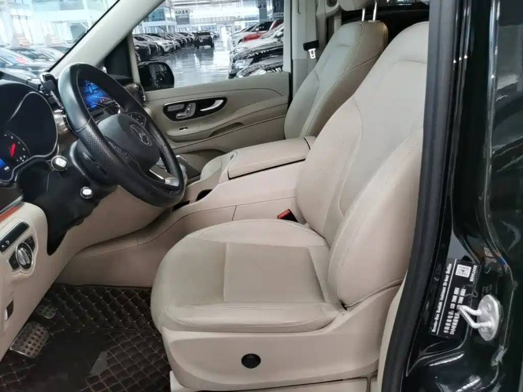 Mercedes-Benz V-Class 2021 — фото 15