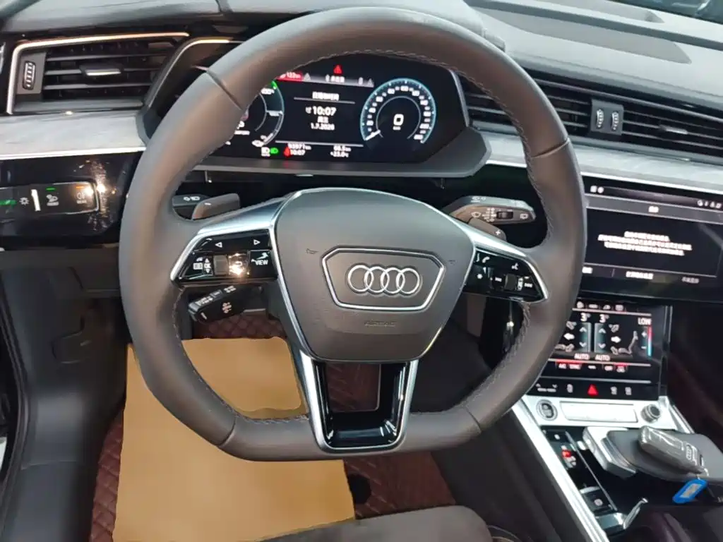 Audi e-tron 2023 — фото 11