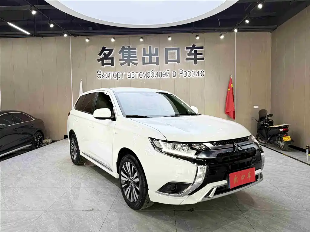 Mitsubishi Outlander 2022 — фото 3