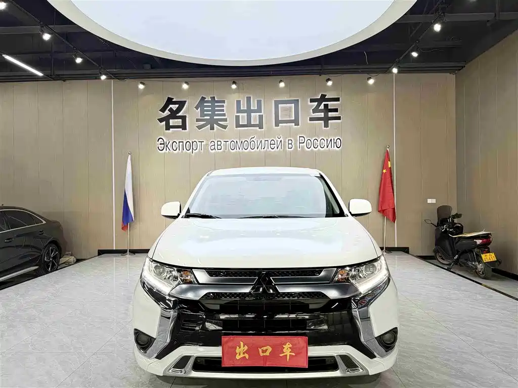 Mitsubishi Outlander 2022 — фото 2