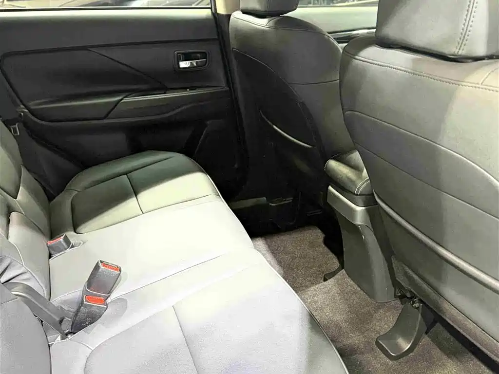 Mitsubishi Outlander 2022 — фото 11
