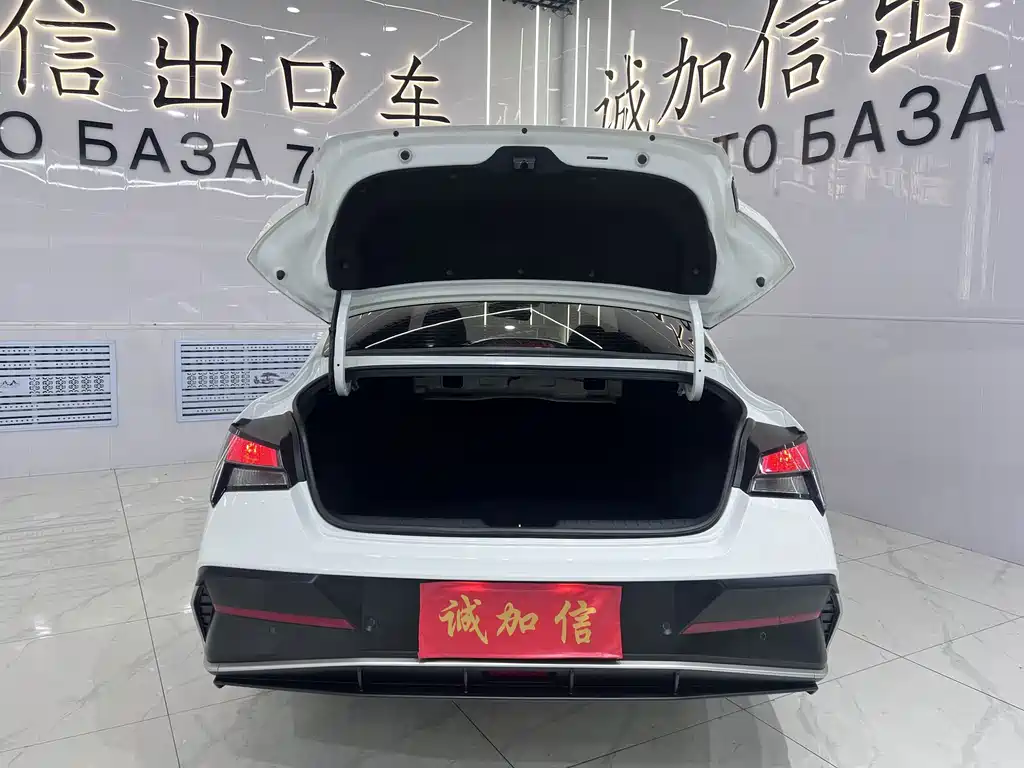 Hyundai Elantra 2023 — фото 17
