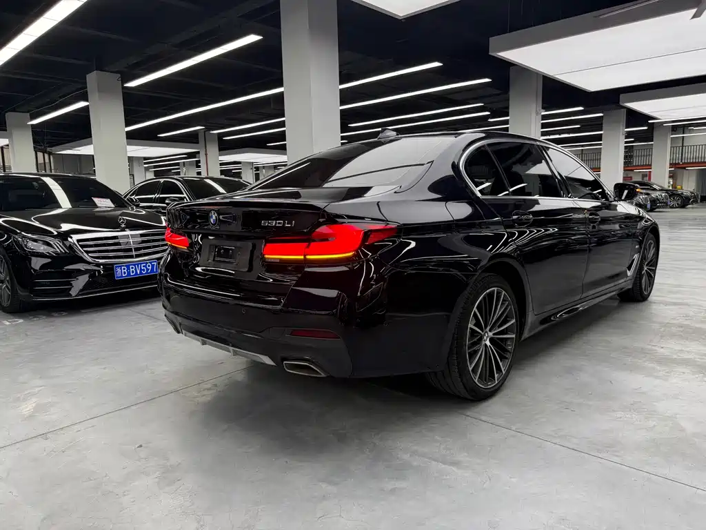 BMW 5 Series 2023 — фото 16