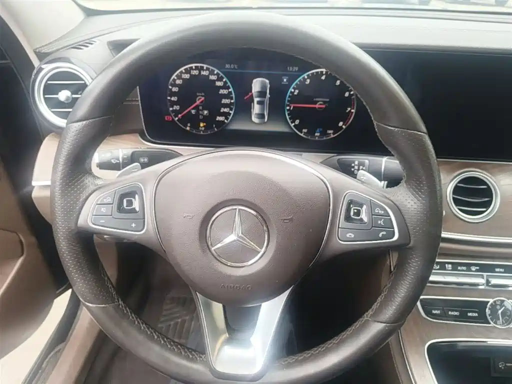 Mercedes-Benz E-Class 2018 — фото 11