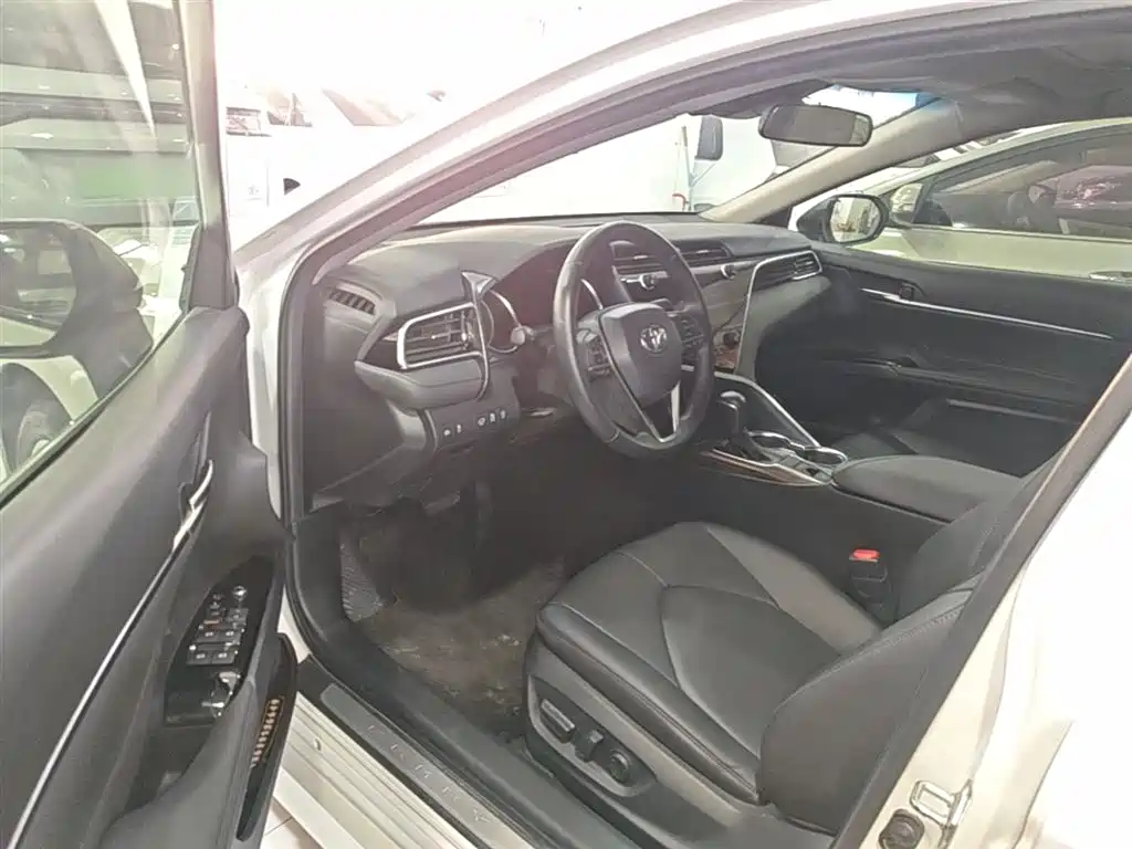 Toyota Camry 2019 — фото 16