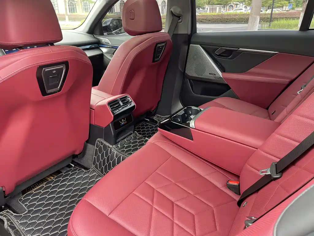 BMW 5 Series 2025 — фото 14