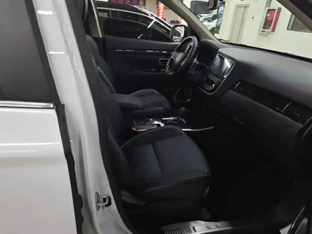 Mitsubishi Outlander 2021 — фото 25